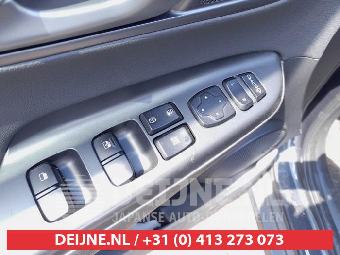 Hyundai Kona Multi-functional window switch O742337