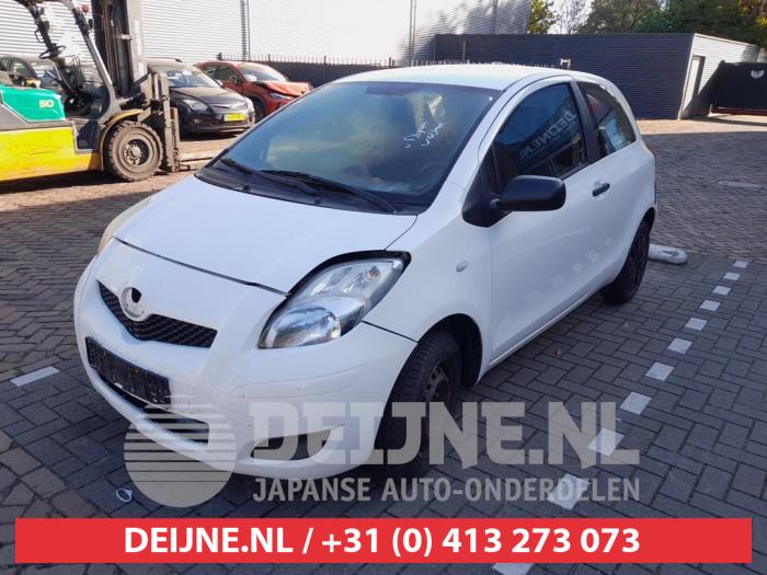 Toyota Yaris Front wing, left O744419