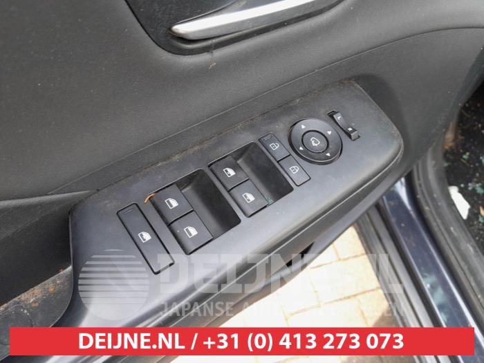 Hyundai Kona Multi-functional window switch O744715