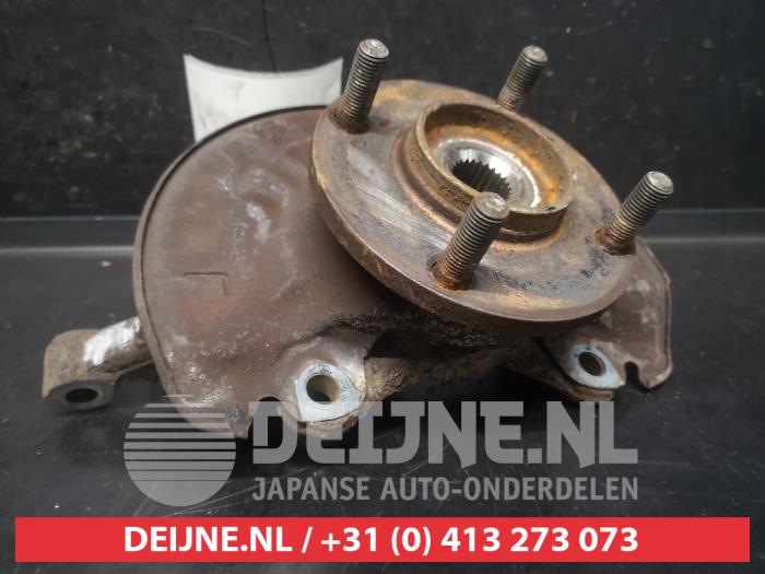 Mitsubishi Colt Fusee links-voor O746303
