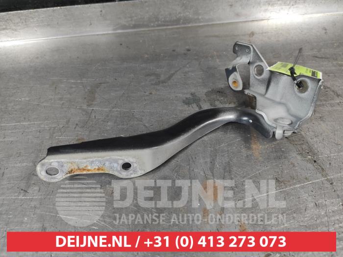 Subaru Legacy Bonnet Hinge O747137