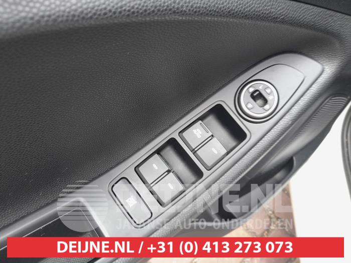 Hyundai I20 Combischakelaar ramen O747159
