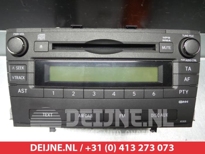 Radio van een Toyota Avensis (T27) 2.0 16V VVT-i 2009