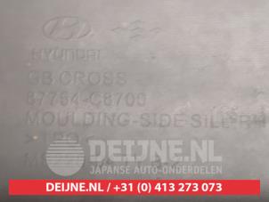 Hyundai I20 Zijskirt rechts O748005 foto 3