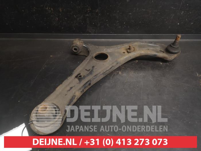 Toyota Yaris Front lower wishbone, right O749382