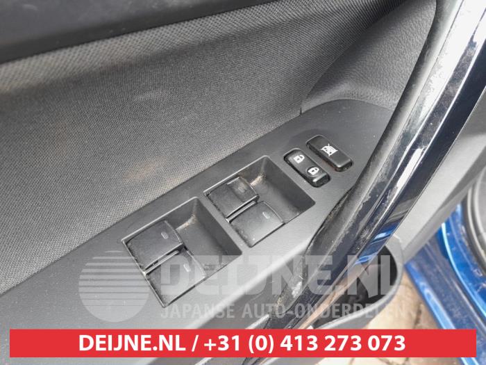 Toyota Auris Multi-functional window switch O749404