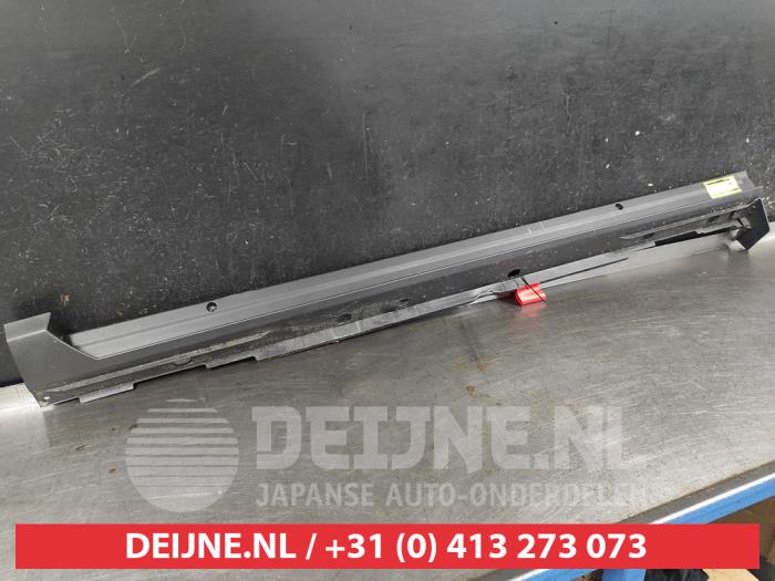 Toyota Yaris Cross Zijskirt links O749459