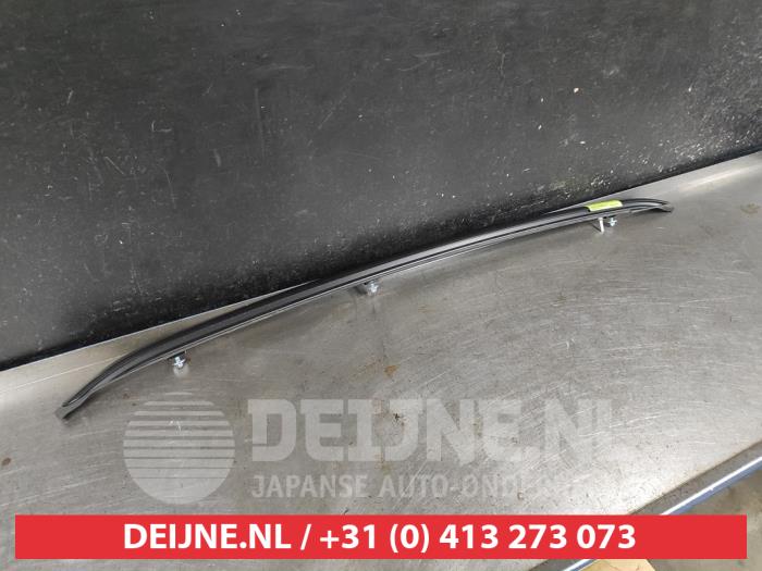 Toyota Yaris Cross Dachreling links O749538