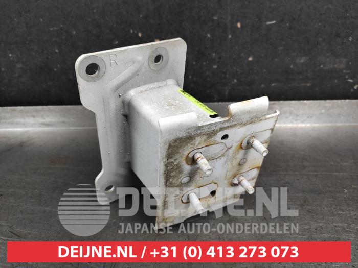 Nissan Micra Bumpersteun rechts-voor O749668