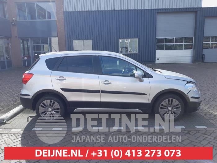 Suzuki SX-4 Tür 4-türig rechts vorne O749859