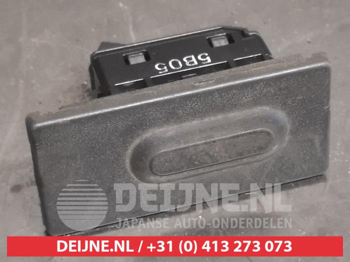 Mazda 3 Tailgate switch O750517