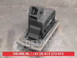 Mazda 3 Tailgate switch O750517 foto 2