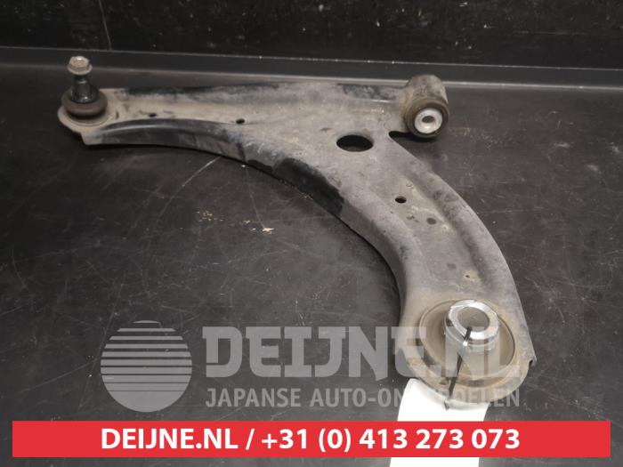 Suzuki Swift Draagarm onder links-voor O755530