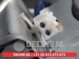 Mazda Demio Ruitenwissermotor achter O300957 foto 4