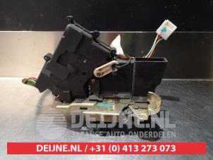Mazda 323 Türschlossmechanik 4-türig links hinten O279976 foto 2