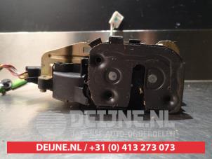 Mazda 323 Türschlossmechanik 4-türig links hinten O279976 foto 3