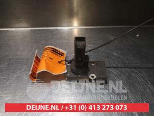 Gebruikte Luchthoeveelheidsmeter Toyota Avensis Verso (M20) 2.0 D-4D 16V Prijs € 25,00 Margeregeling aangeboden door V.Deijne Jap.Auto-onderdelen BV