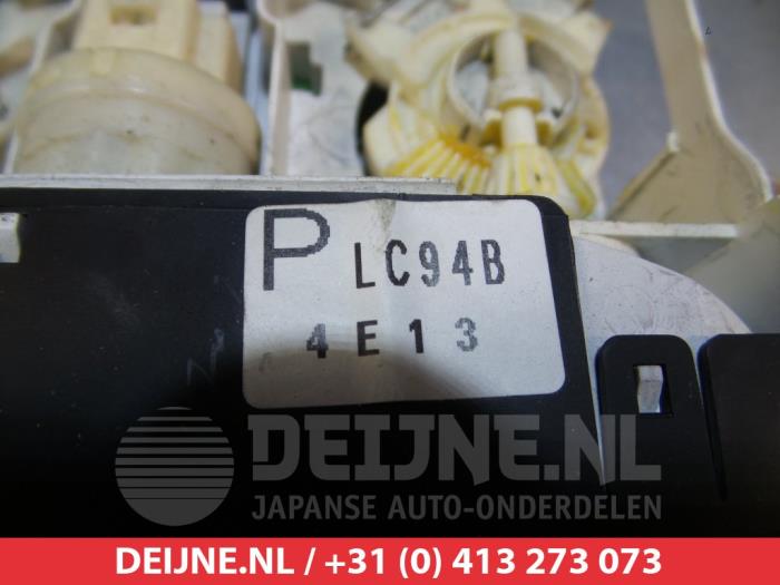 Mazda MPV Kachel Bedieningspaneel O305428