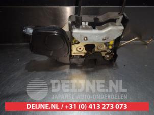 Gebruikte Slotmechaniek Portier 4Deurs rechts-voor Hyundai Trajet 2.0 CRDi 16V Prijs € 50,00 Margeregeling aangeboden door V.Deijne Jap.Auto-onderdelen BV