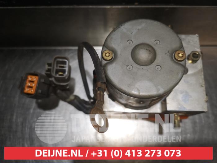 Gebruikte ABS Pomp Mazda MX-5 (NB18/35/8C) 1.6i 16V Prijs € 40,00 Margeregeling aangeboden door V.Deijne Jap.Auto-onderdelen BV