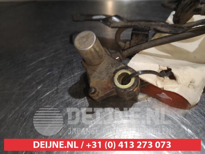 Gebruikte ABS Sensor Mazda 323 Fastbreak (BJ14) 1.6 16V Prijs € 15,00 Margeregeling aangeboden door V.Deijne Jap.Auto-onderdelen BV