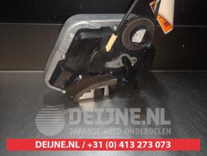 Toyota Rav-4 Türschlossmechanik 4-türig links hinten O280555 foto 3