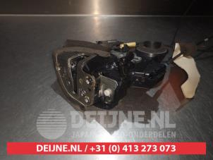Toyota Rav-4 Türschlossmechanik 4-türig links hinten O280555 foto 4