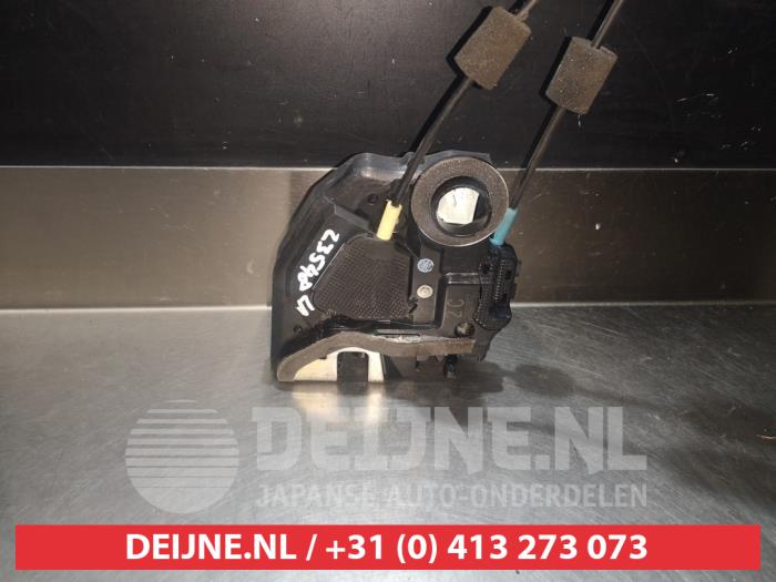 Toyota Rav-4 Deurslot Mechaniek 4Deurs links-achter O280556