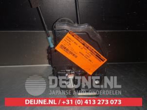 Toyota Rav-4 Türschlossmechanik 4-türig links hinten O280556 foto 3