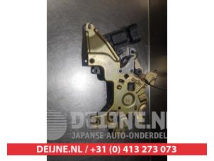Toyota Previa Deurslot Mechaniek 4Deurs links-achter O280510 foto 2