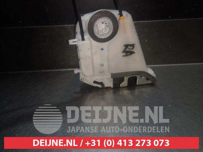 Toyota Verso-S Rear door mechanism 4-door, right O281892