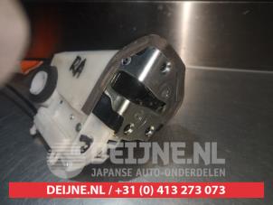 Toyota Verso-S Deurslot Mechaniek 4Deurs rechts-achter O281892 foto 3