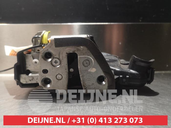 Toyota Avensis Deurslot Mechaniek 4Deurs links-voor O279877