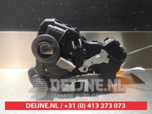 Toyota Avensis Door lock mechanism 4-door, front left O279877 photo 2