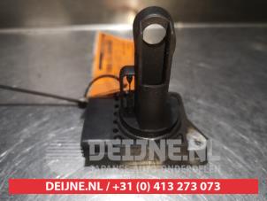 Gebruikte Luchthoeveelheidsmeter Toyota Avensis Wagon (T25/B1E) 2.0 16V D-4D-F Prijs € 25,00 Margeregeling aangeboden door V.Deijne Jap.Auto-onderdelen BV
