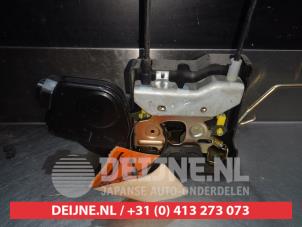 Gebruikte Slotmechaniek Portier 4Deurs rechts-voor Hyundai Trajet 2.0 CRDi 16V Prijs € 50,00 Margeregeling aangeboden door V.Deijne Jap.Auto-onderdelen BV