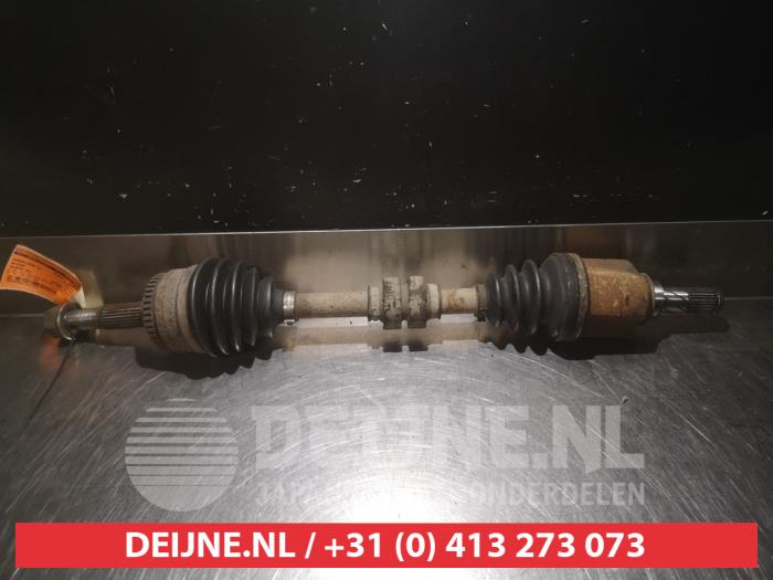 Nissan Almera Aandrijfas links-voor O317761