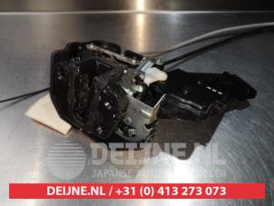 Kia Carens Türschlossmechanik 4-türig links hinten O280240 foto 2