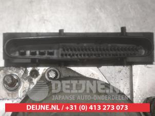 Toyota Avensis ABS Pomp O338570 foto 4