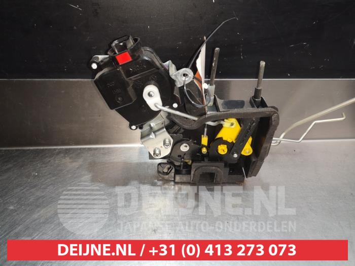 Hyundai Accent Door lock mechanism 2-door, right O279173