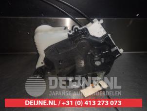 Toyota Prius Front door lock mechanism 4-door, right O281243 photo 4