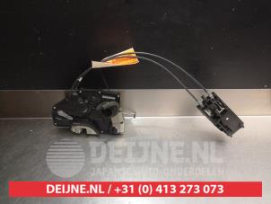 Gebruikte Deurslot Mechaniek 4Deurs rechts-voor Kia Carnival 2 (FIB/FLD) 2.9 HPDi 16V Prijs op aanvraag aangeboden door V.Deijne Jap.Auto-onderdelen BV