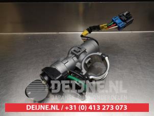 Kia Carens Ignition lock + key O335372 photo 2