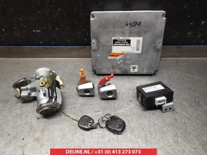 Toyota Avensis Verso Ignition lock + key O336017