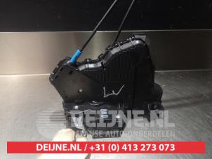 Toyota Auris Door lock mechanism 4-door, front left O279918 photo 2