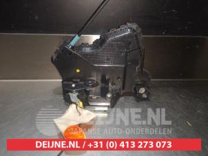 Toyota Rav-4 Door lock mechanism 4-door, front left O279885 photo 3