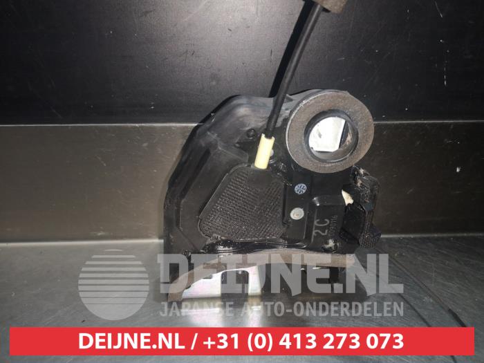 Toyota Rav-4 Türschlossmechanik 4-türig links hinten O280557