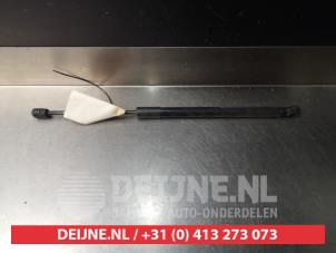 Gebruikte Kofferdekseldemper links-achter Hyundai iX20 (JC) 1.4i 16V Prijs € 15,00 Margeregeling aangeboden door V.Deijne Jap.Auto-onderdelen BV