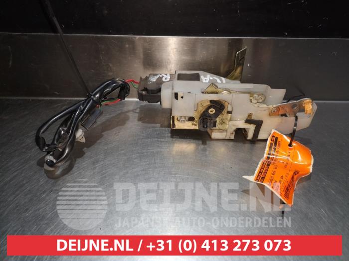 Mazda 323F Deurslot Mechaniek 4Deurs rechts-achter O281318
