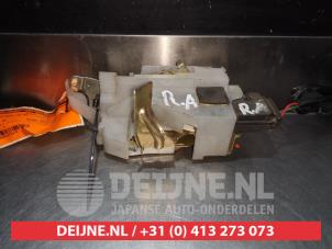 Mazda 323F Deurslot Mechaniek 4Deurs rechts-achter O281318 foto 2